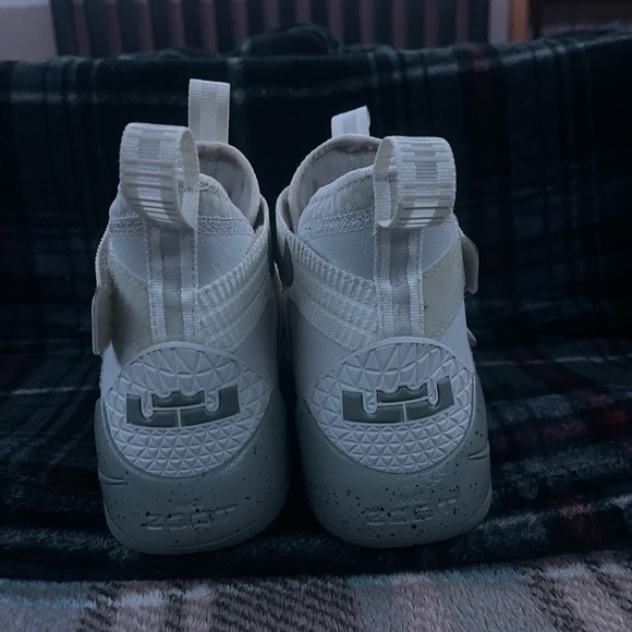 Lebron Soldier 10 Size 9 men’s - Picture 6 of 8